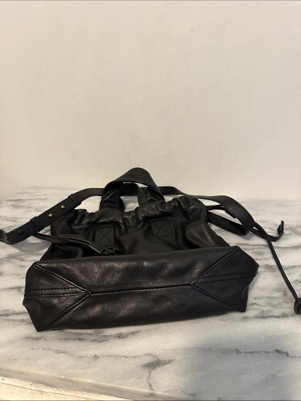 Madewell The Piazza Leather Crossbody bucket bag black leather
Bag in Black - Picture 6 of 12